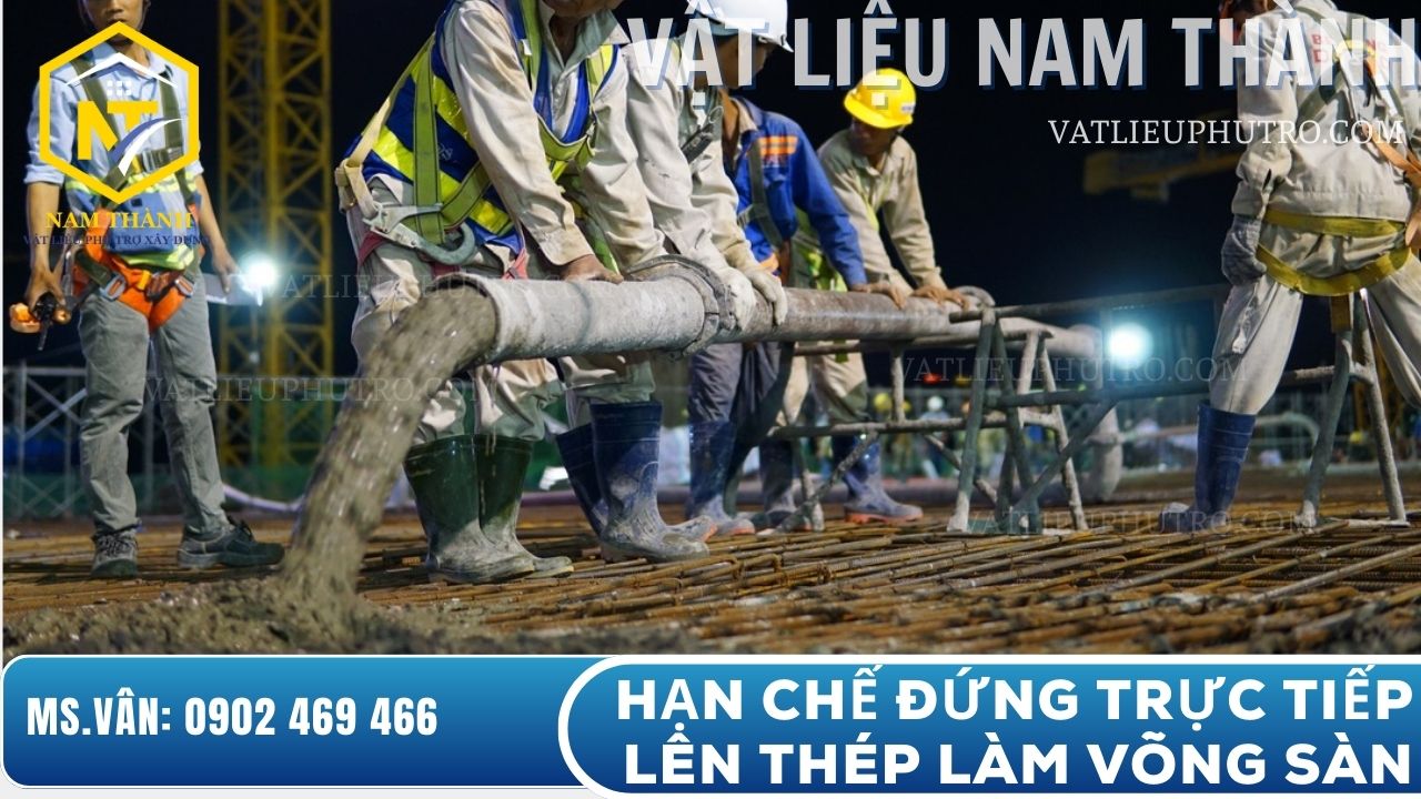 Lỗi công nhân đứng trực tiếp lên cốt thép khi thi công khiến sàn bị võng và thép sai cao độ – Vật tư phụ trợ Nam Thành