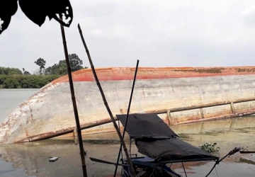 Sà lan 500 tấn lật trên sông Đồng Nai, 5 người thoát chết